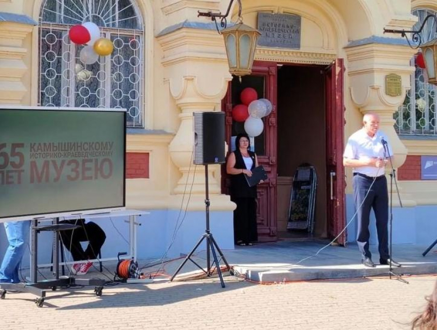 Спикер Камышинской городской думы Владимир Пономарев прибыл поздравлять музей