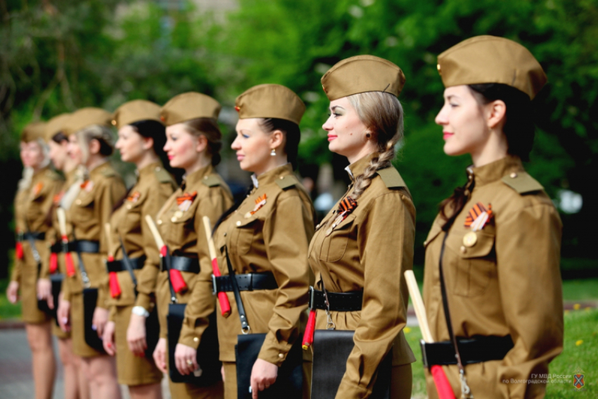 Сегодня на улицах Волгограда дежурит взвод девушек-регулировщиц в форме военных лет