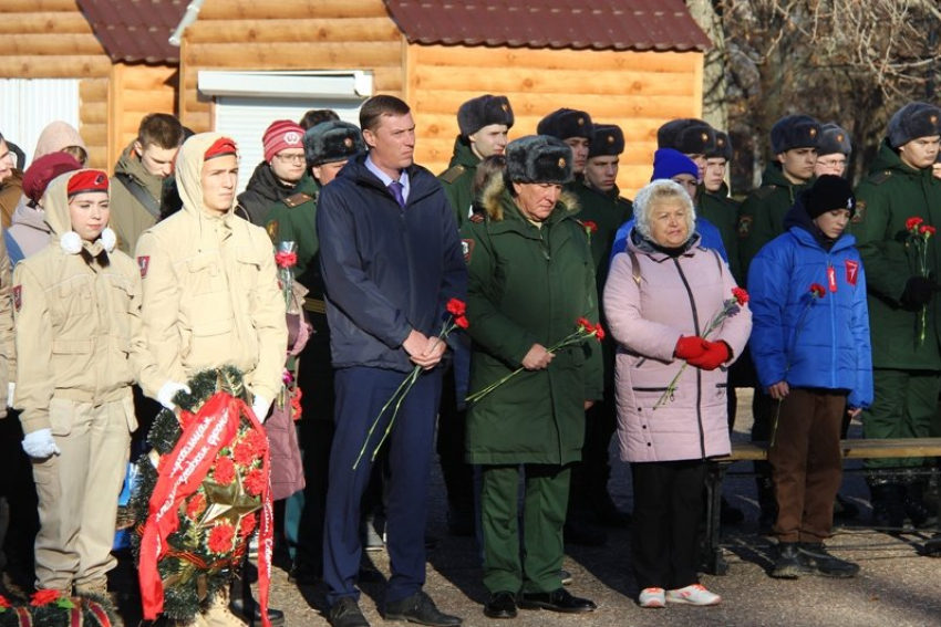 В Камышине почтили память комсомольцев-добровольцев в парке их имени, камышан заранее на встречу не позвали