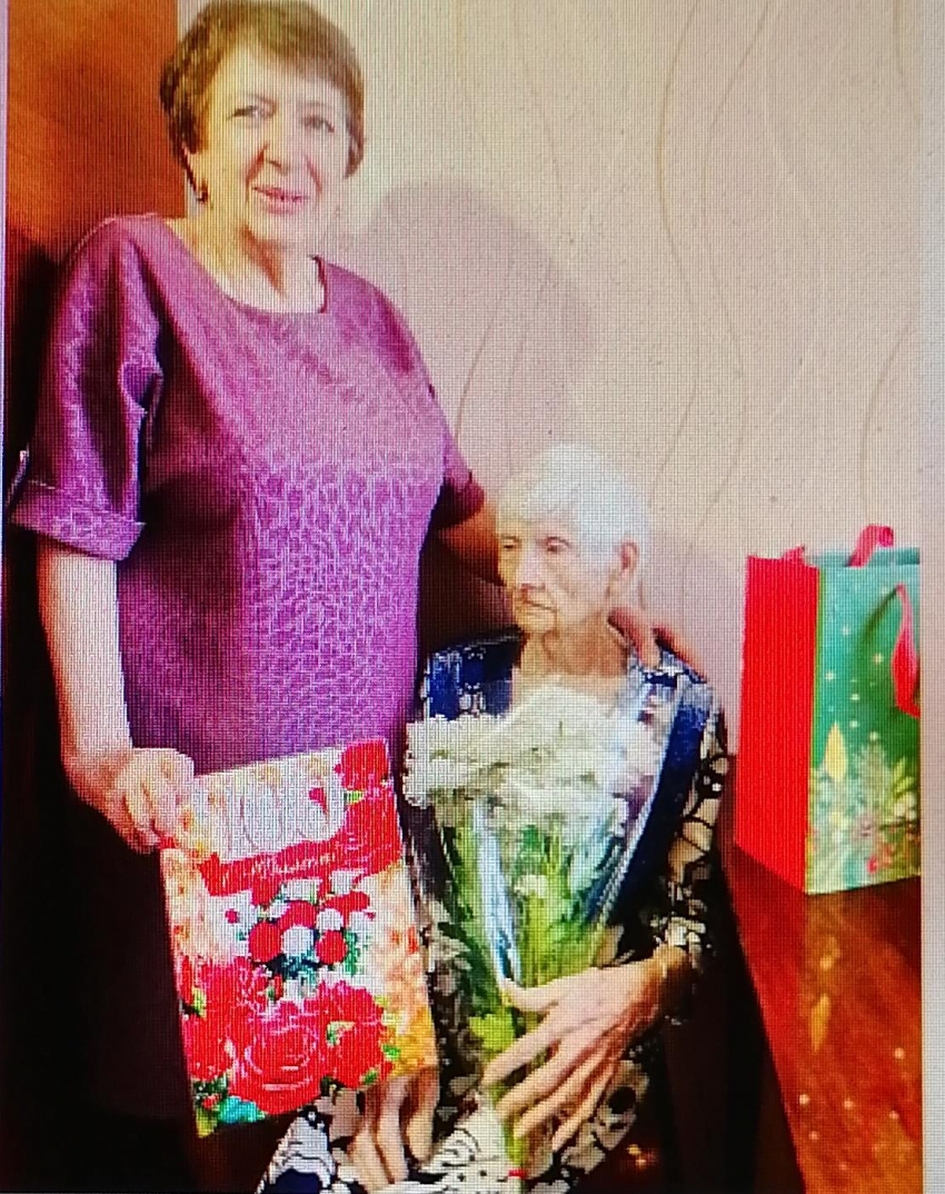 В Камышине еще одну бабушку, а вернее - учителя физики Идию Васильевну Бурову поздравили со 100-летием