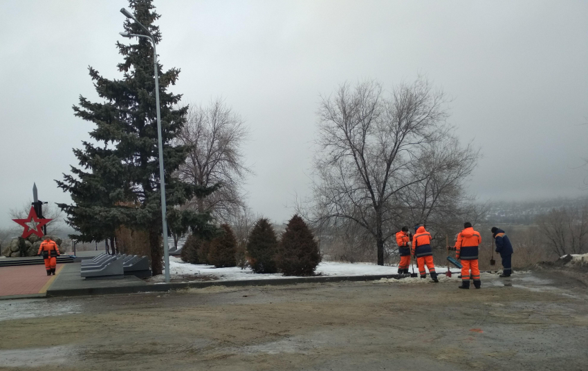 В Камышине «Благоустройство» взялось за уборку мемориала воинам-интернационалистам