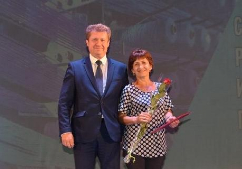 Станислав Зинченко поздравил камышинских текстильщиков с профессиональным праздником и организовал фотосессию с личным участием