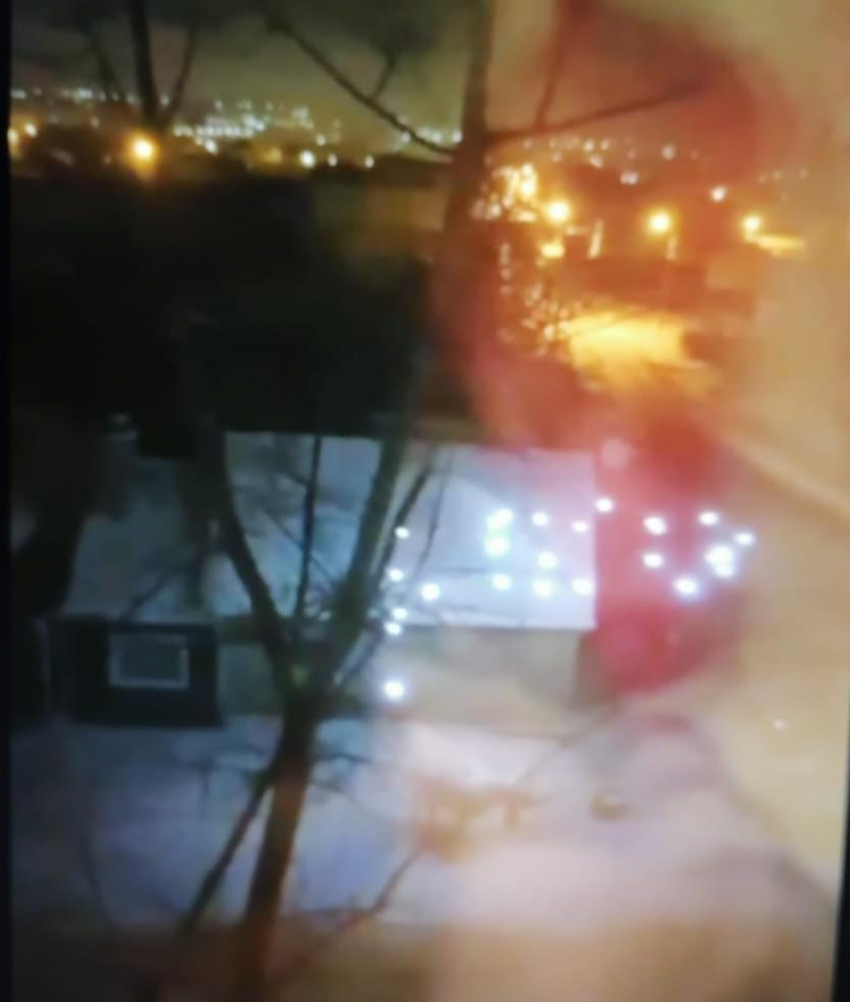 Камышане показали в соцсетях, как опасно искрят провода в ветреную погоду на улице Стахановской (ВИДЕО)