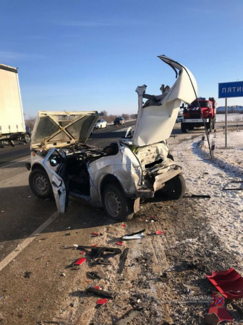 В жуткой аварии на трассе в Волгоградской области погиб пассажир: фура смяла легковушку