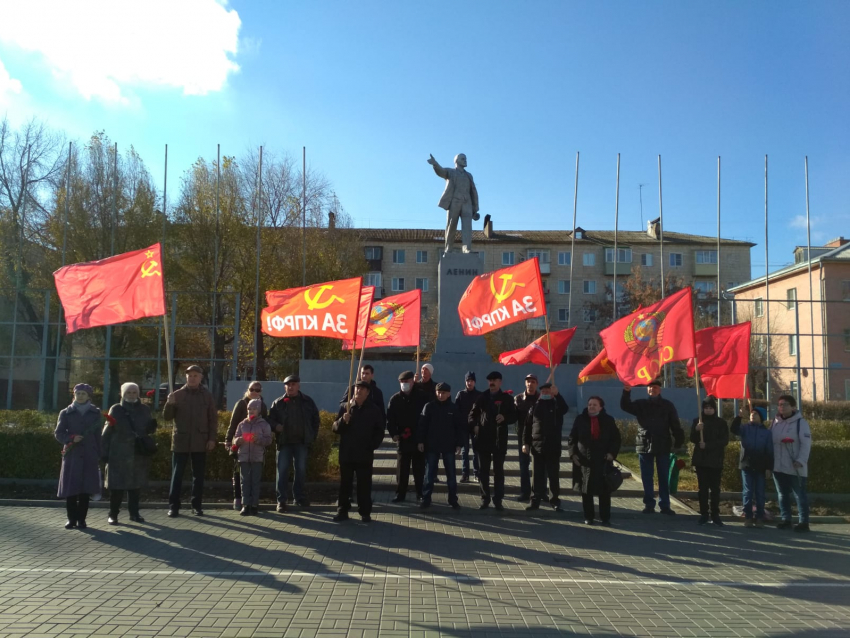Коммунисты Камышина собрались на площади Павших борцов отметить годовщину Октябрьской революции
