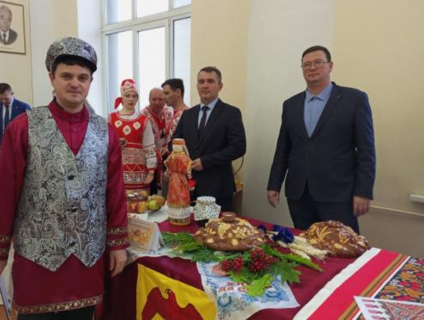 Чиновники администрации Камышинского муниципального района примерили на себя роль «зазывал» на выставке выпечки в Волгограде