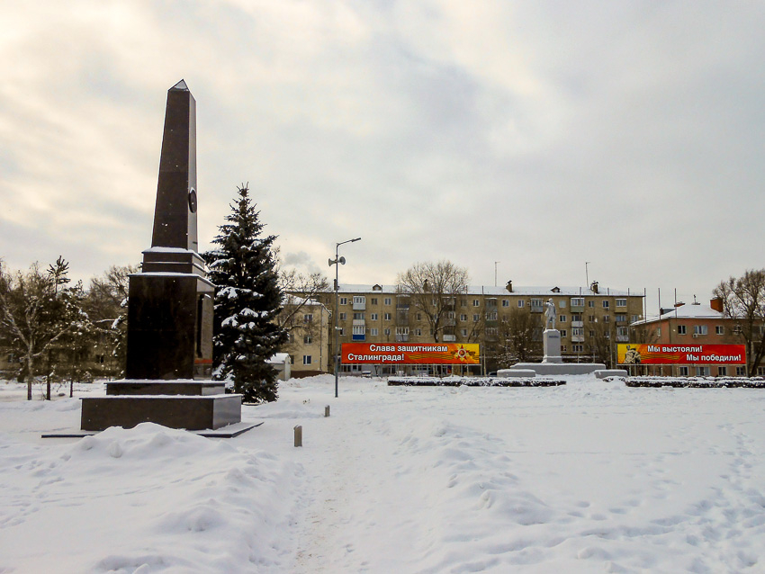 В Камышине оформляют площадь Павших борцов ко 2 февраля - раскрошившийся памятник на могиле этих борцов слегка присыпало снегом...