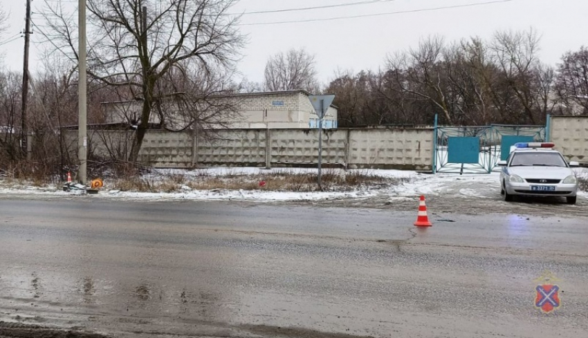 На автодороге между Камышином и Петровым Валом 31-летний водитель на «Ладе Веста» врубился в железнодорожную опору