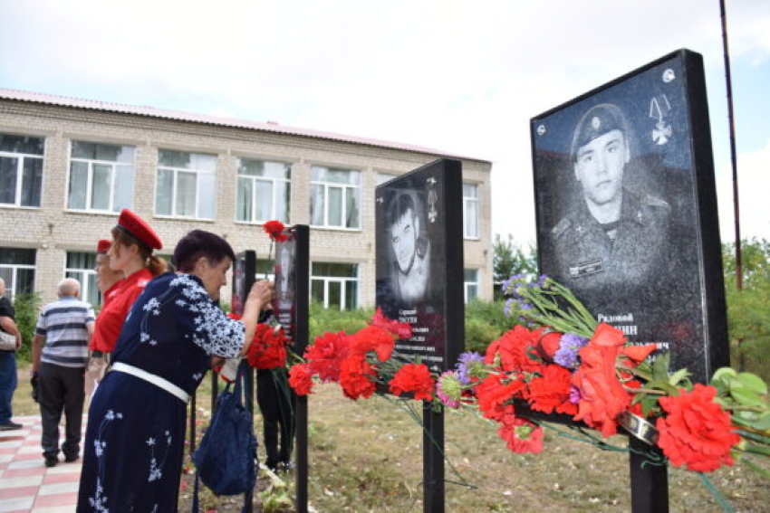 В селе Лебяжьем Камышинского района мемориальная галерея, где увековечены имена выпускников школы — участников СВО, пополнилась двумя табличками