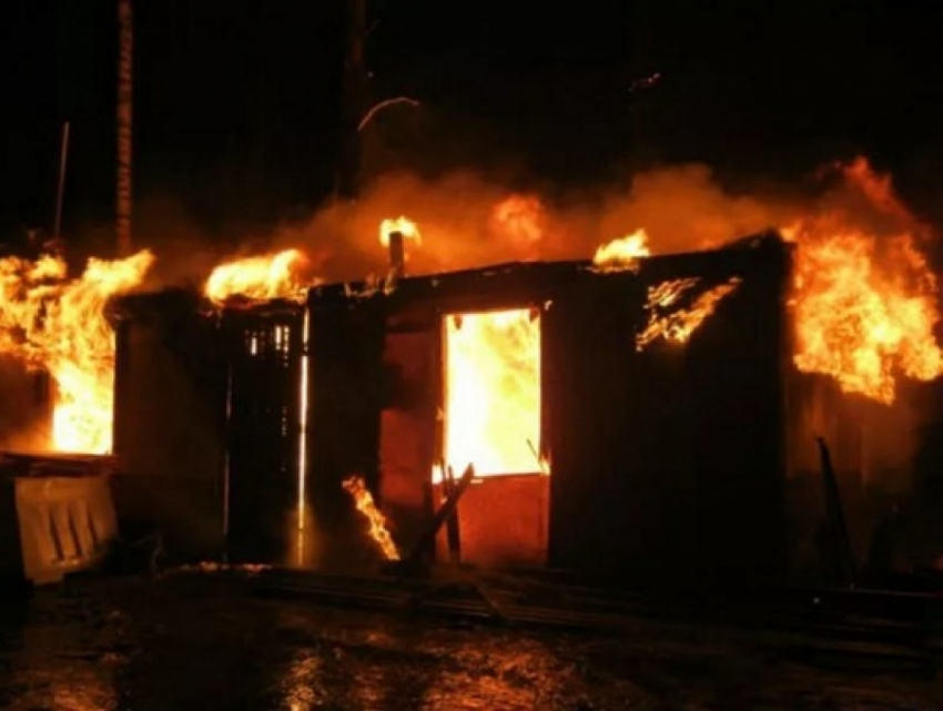 Строительный вагончик сгорел на Осипенко в Камышине