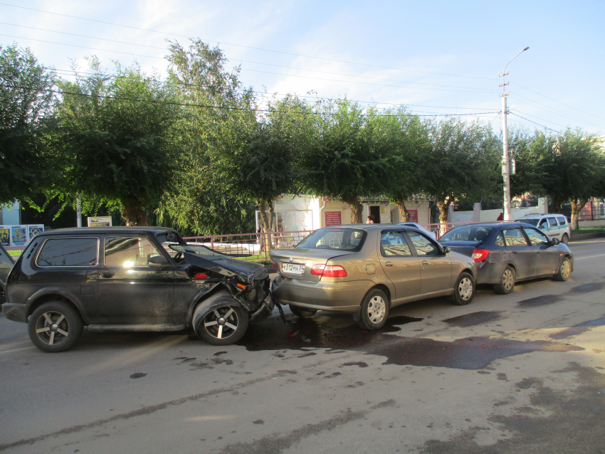 "Как эти водители рулят, и куда смотрят?» - камышане о ДТП на улице Пролетарской 21 сентября