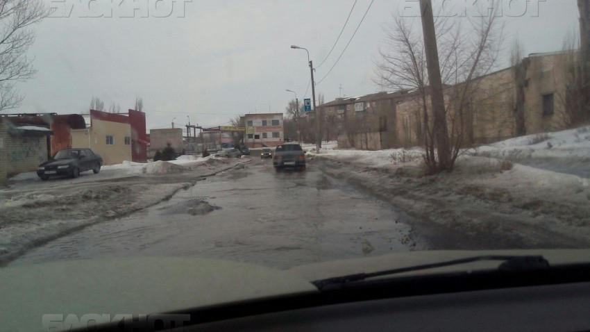 Коммунальщики Камышина рвутся начинать ямочный ремонт дорог, но лужи исчезнут еще нескоро