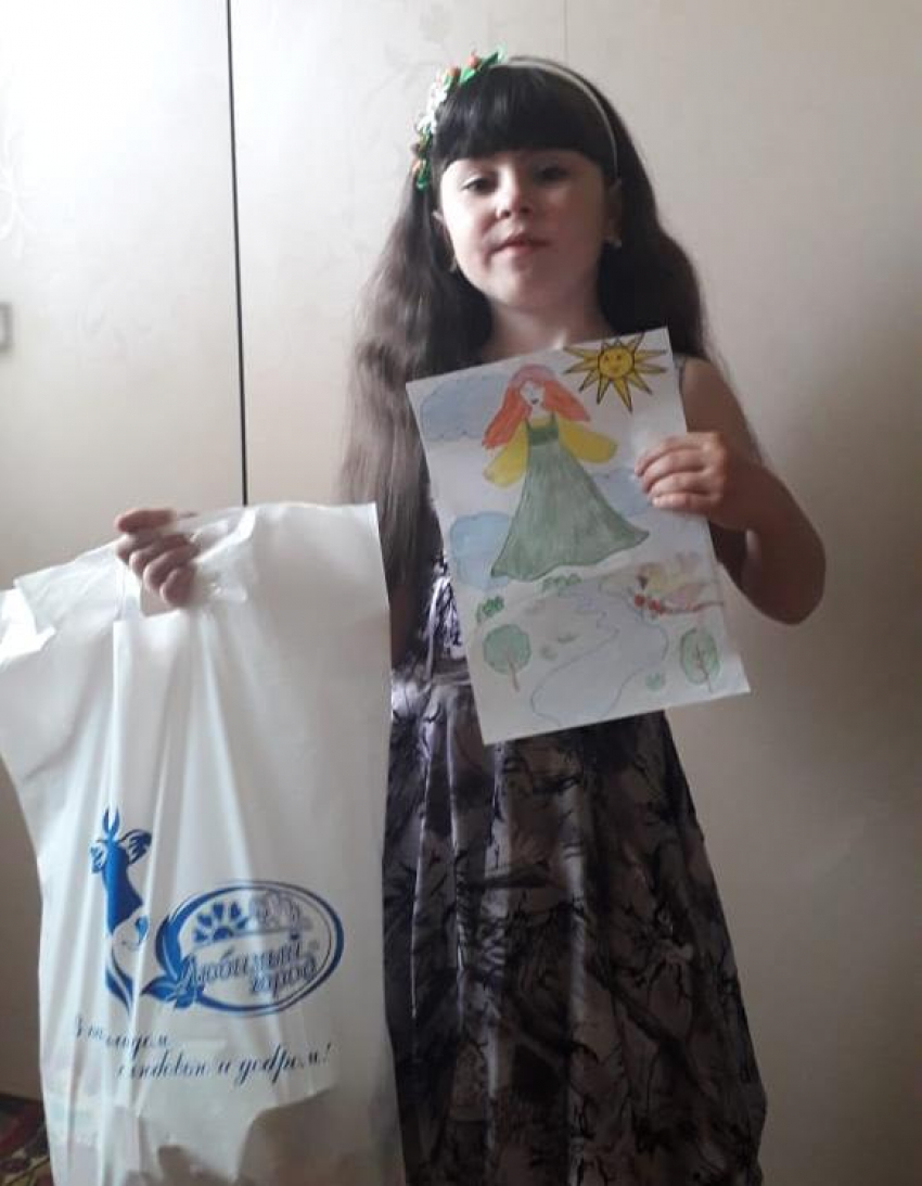 Нарядная Дарина Гаврилова стала самой юной победительницей конкурса  детских рисунков, проведенного порталом «Блокнот Камышина"