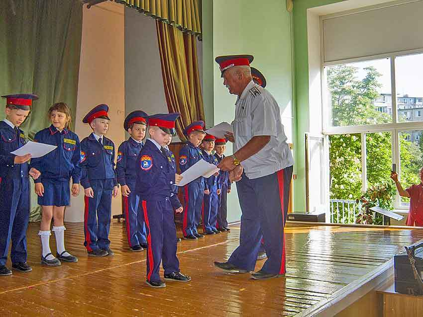В школе №18 Камышина прошло торжественное посвящение младшеклассников в кадеты