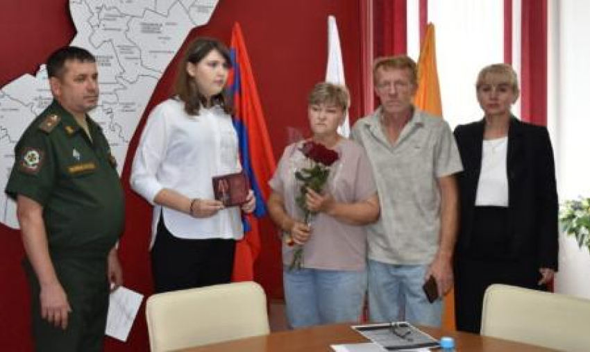 Родственникам погибших героев передали государственные награды в администрации Камышинского района