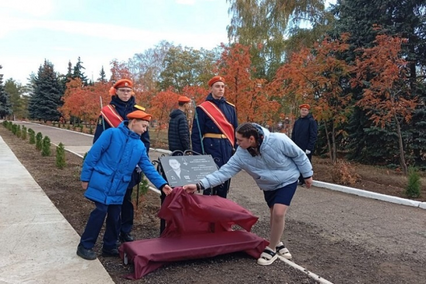 Аллея из 32-х вечнозеленых деревьев появилась в Камышине у школы №7: столько лет было ее выпускнику, герою СВО Николаю Спирину