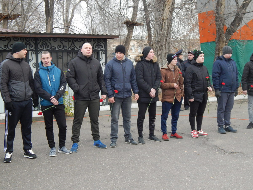 Камышин проводил парней на военную службу от памятника Комсомольцам-добровольцам в годовщину ухода героев на фронт в 1942-м