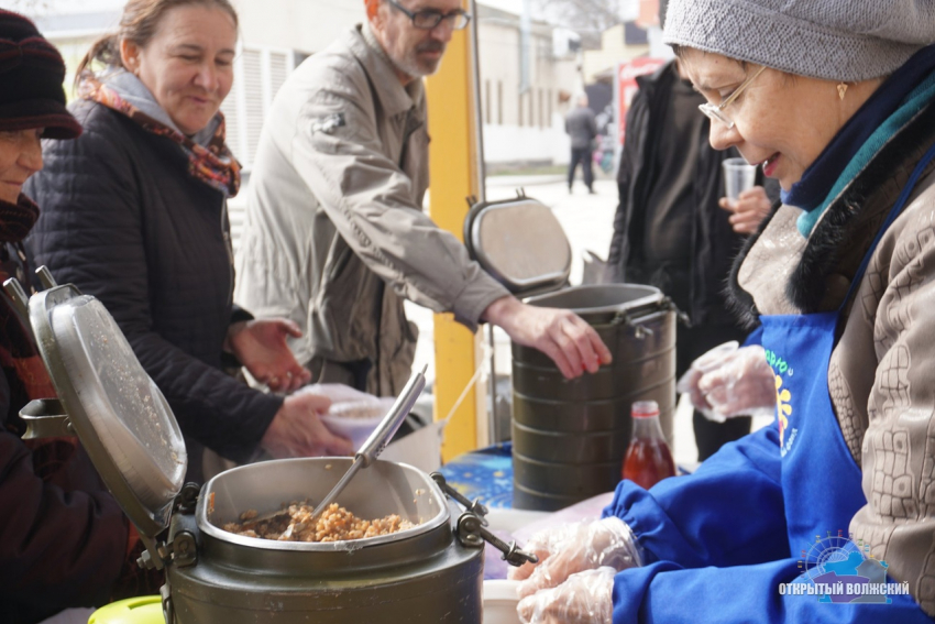 В Волжском волонтеры раздают бесплатные обеды нуждающимся