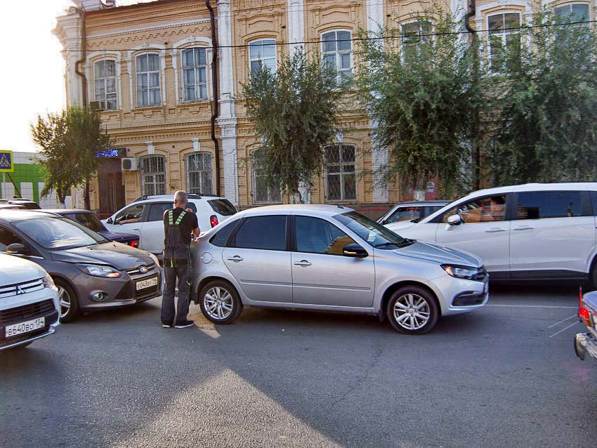 Таксистам в Волгоградской области пригрозили простоем в случае проволочек с регистрацией 