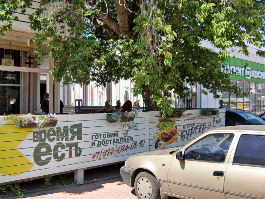 В Камышине кафе из-за жары стали срочно обзаводиться летними верандами
