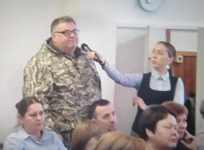 Общественник напомнил чиновникам, что сильно затянулось изготовление памятной таблички для школы, носящей имя Героя России Даниила Ежова (ВИДЕО)