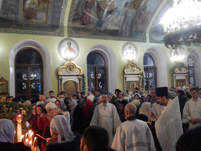 В Никольском кафедральном соборе Камышина идет Рождественское богослужение