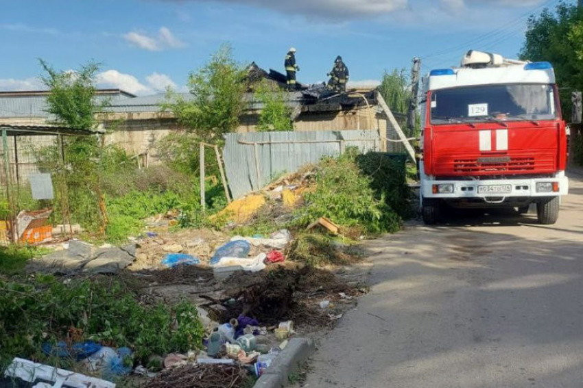 Администрация Камышина показала, как от несанкционированной мусорки загорелось имущество муниципального предприятия
