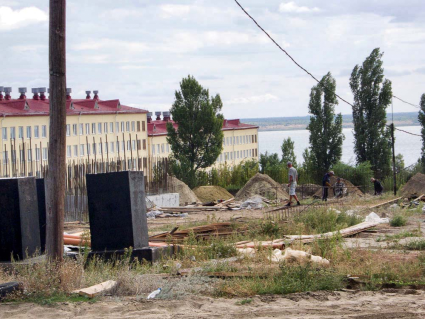 В Камышине священники молятся о новом храме с видом на Волгу, но на этой площадке пока ударно строится только ТЦ