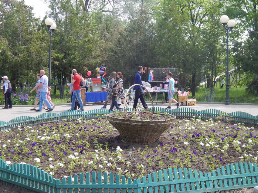 В Камышине у входа в парк Комсомольцев-добровольцев вместо Ленина появилась громоздкая корзина