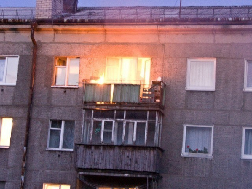 Из-за небрежно брошенного окурка сгорел балкон в одной из многоэтажек Камышина