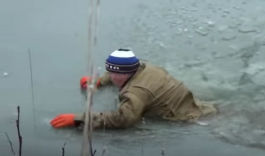 Рыбаки провалились под лёд: чудом спаслась только женщина