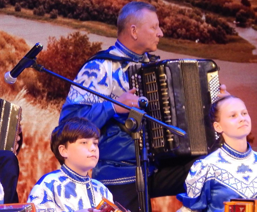Переливы, перезвоны, родники чистых мелодий: зал покорил фестиваль народной музыки «Камышинские самоцветы» 