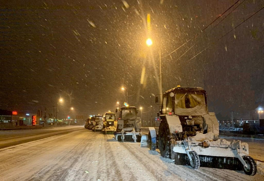 Дорожные службы продолжают круглосуточную работу на трассах в Камышинском районе, прогноз - снег с дождем и ветер
