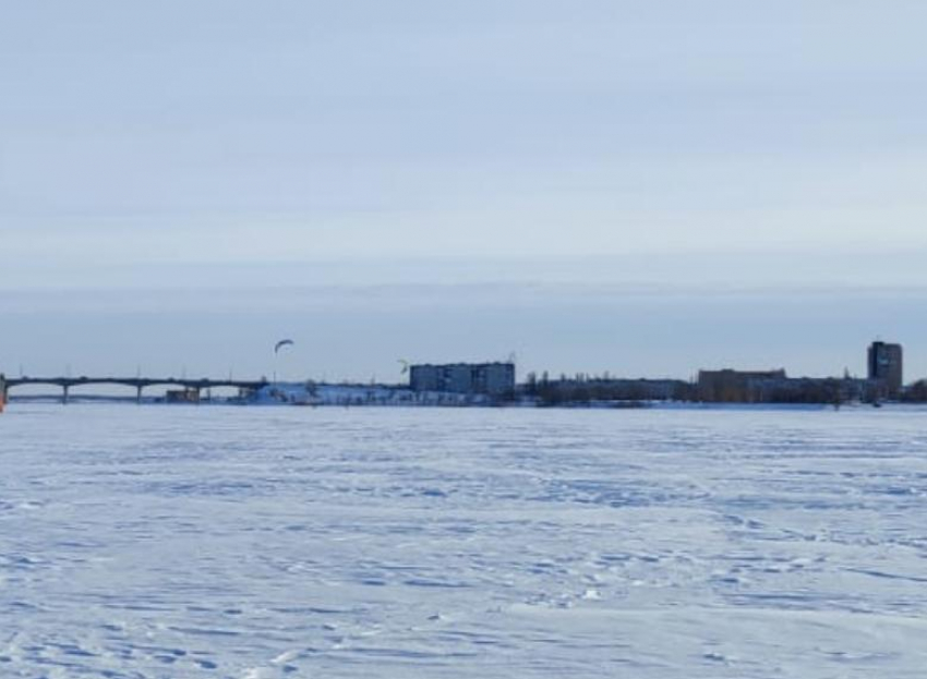 В Камышине на замерзшей реке появились ледовые гонщики под парусом
