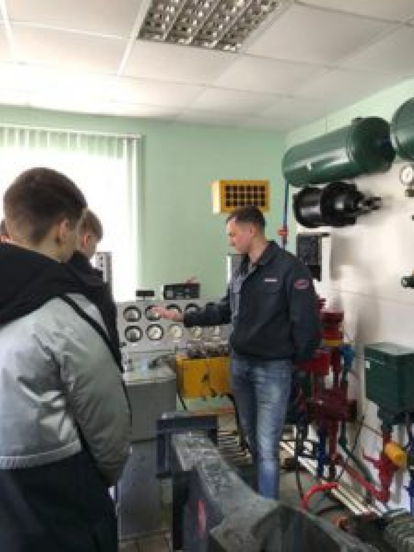 Школьники Камышинского района попробовали себя в роли машинистов на тренажере современного электровоза
