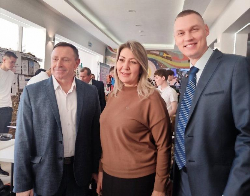 Депутаты Камышинской городской думы попозировали на ярмарке в ДК