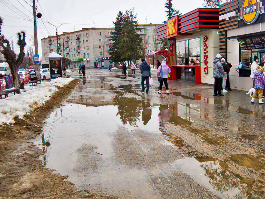 "Если бы слежавшийся снег вовремя вывозили из города, не было бы такого болота на центральных улицах Камышина", - камышанка