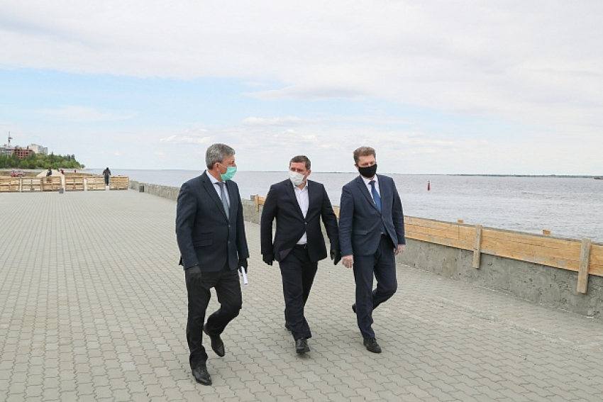 В Камышине сегодня, 20 мая, губернатор Андрей Бочаров вместе с главой Камышина Станиславом Зинченко отправился на набережную