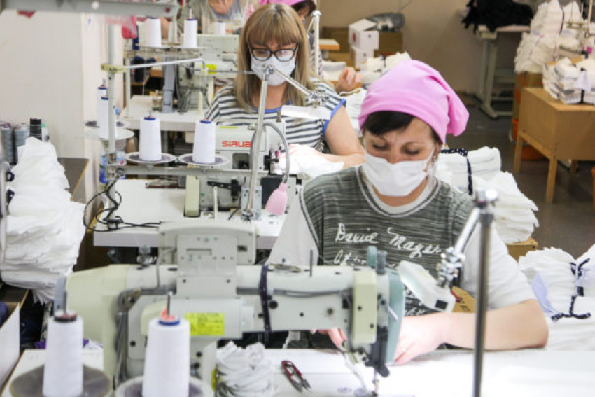 Шесть предприятий и микропредприятий Камышина шьют защитные маски, но их пока не хватает