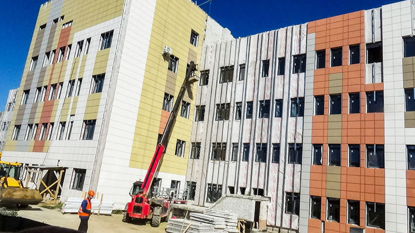 В Камышине прокуратура «вручила» задержанные зарплаты мальчишкам, работавшим на стройке поликлиники