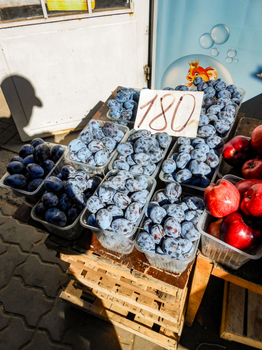 На камышинских рынках обычная слива стала стоить, как дорогой десерт