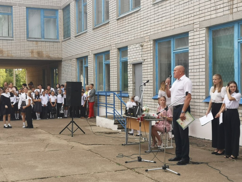 Депутаты Камышинской городской думы в День знаний  разошлись по школам в своих избирательных округах