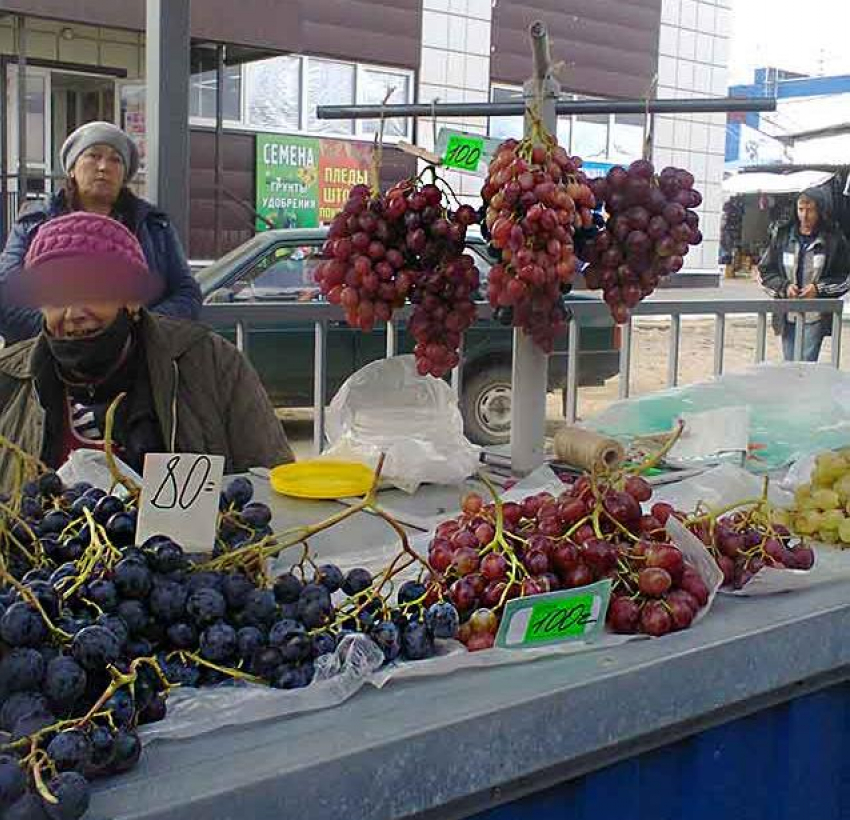 На камышинских рынках можно недорого купить лучшие местные сорта винограда