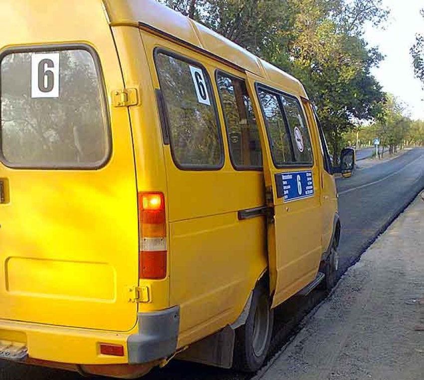 В Камышине в затормозившей  маршрутной «Газели» среди бела дня упала пассажирка