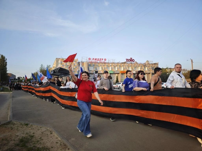 Как по Камышину пронесли огромную Георгиевскую ленту в честь Дня Победы