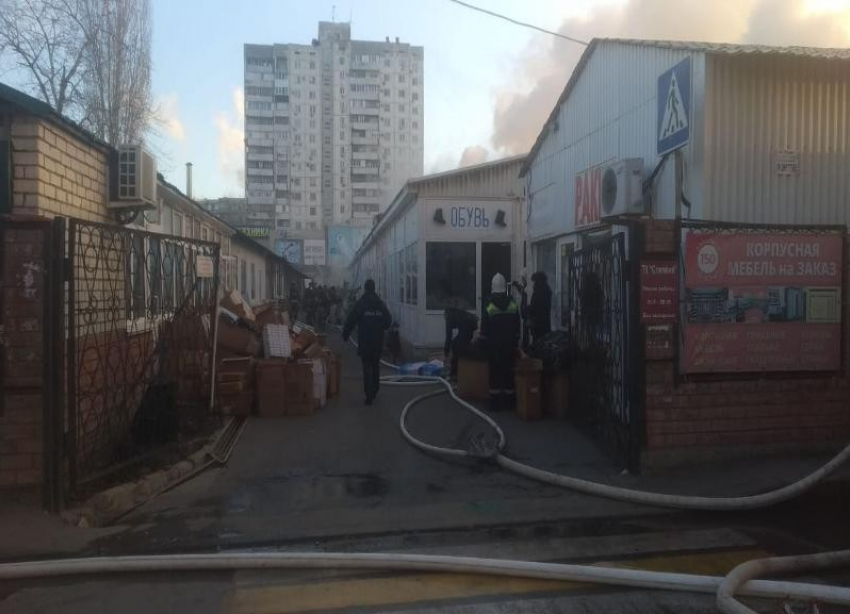 Торговый ряд полыхает на рынке «Олимпия» в Волгограде: пожарные ломают крыши (ВИДЕО), - «Блокнот Волгограда"