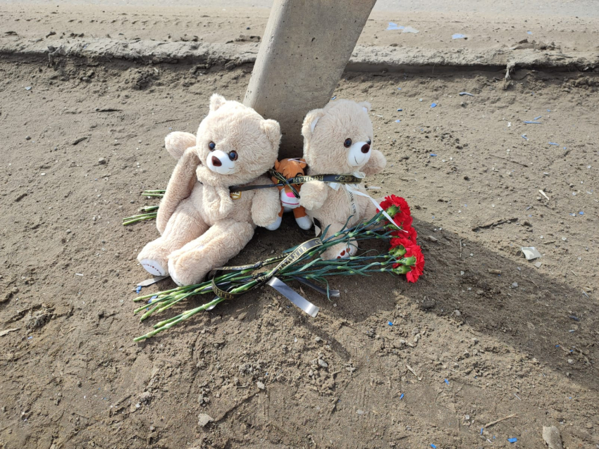 Камышане оставили двух игрушечных мишек и цветы на дамбе 3-го городка, где два дня назад погибли 19-летние парни