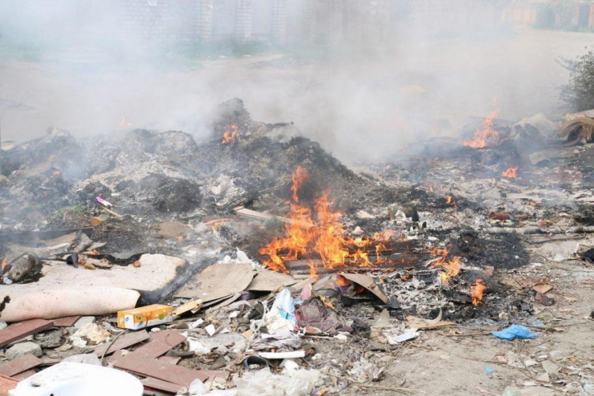 В Камышине мусорка горела так, что пришлось вызывать службу пожаротушения