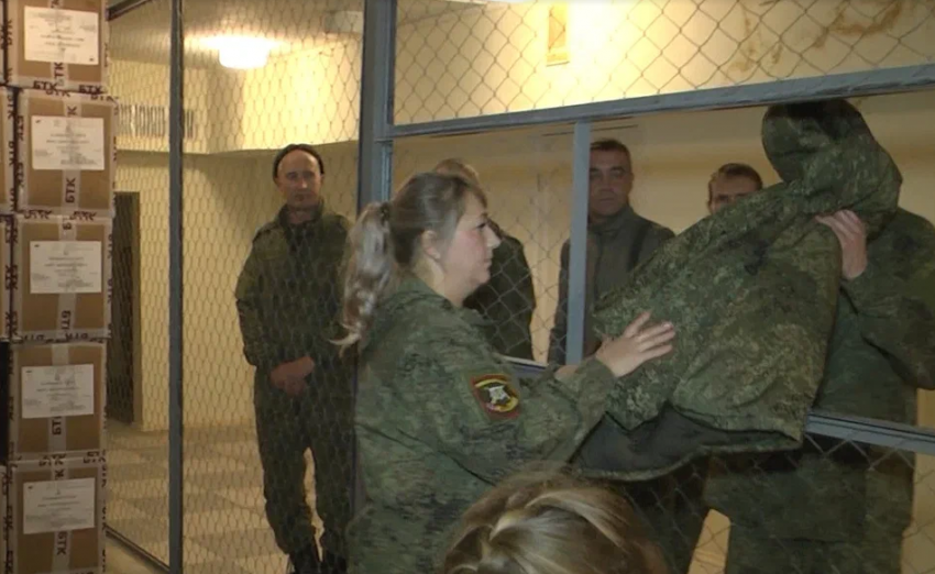 Пресс-служба Южного военного округа пишет, что на полигоне в Волгоградской области мобилизованным выдали зимнее снаряжение