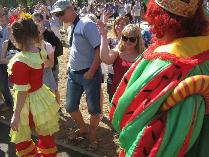 «В Курске провести не желаете?» - спросили  жители у организаторов фестиваля в Волгограде: не зададут ли тот же вопрос по поводу арбузного «разгуляя» в Камышине?